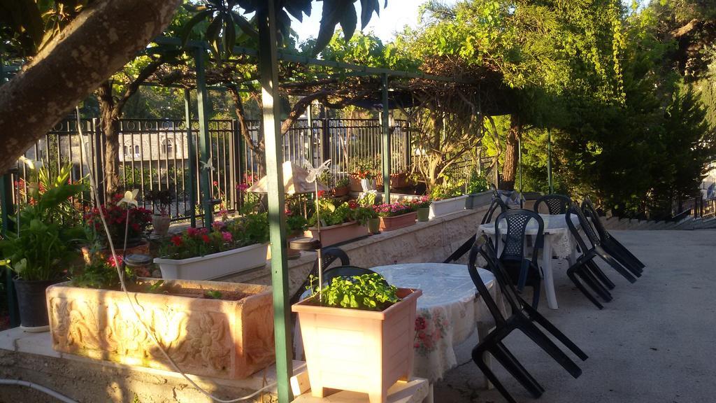 Rosary Sister Guest House Ein Karem Jeruzalem Buitenkant foto